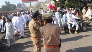 मेरठ में ईदगाह पर नमाज को लेकर बवाल, कई स्थानों पर पुलिस से झड़प, डीएम और एसएसपी ने संभाला मोर्चा