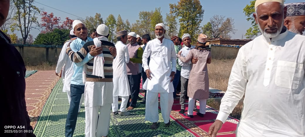 गारु प्रखंड के मायापुर, बारेसाढ़ और कबरी कोटाम में हर्षोल्लास के साथ मनाई गई ईद*