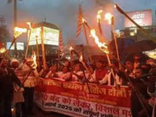 रांची बंद:सिरमटोली फ्लाईओवर पर रैंप निर्माण के विरोध में आदिवासी संगठनों का प्रदर्शन रांची बंद:सिरमटोली फ्लाईओवर पर रैंप निर्माण के विरोध में आदिवासी संगठनों का प्रदर्शन