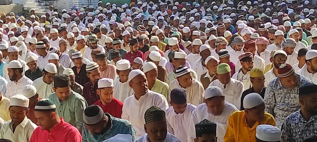 ईद उल-फितर की नमाज अदा कर मुस्लिम समुदाय ने मांगी अमन-चैन की दुआ ईद उल-फितर की नमाज अदा कर मुस्लिम समुदाय ने मांगी अमन-चैन की दुआ