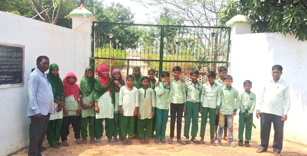 बस्ता विहीन शिक्षा के तहत भोगनाडीह के विद्यार्थियों को किया गया शैक्षिक भ्रमण बस्ता विहीन शिक्षा के तहत भोगनाडीह के विद्यार्थियों को किया गया शैक्षिक भ्रमण