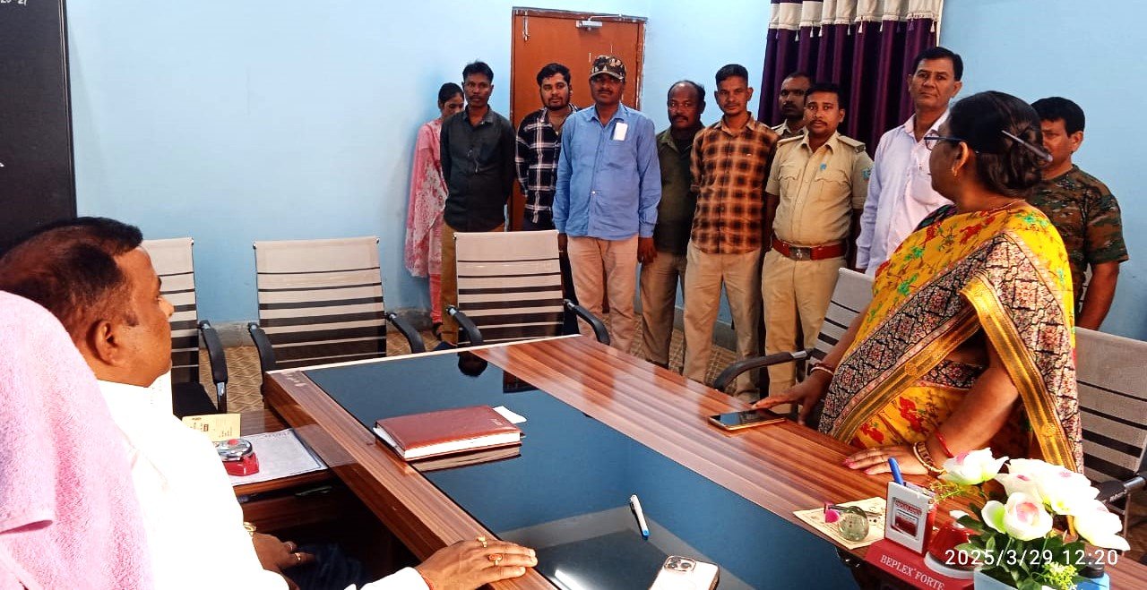 बरहरवा अंचल कार्यालय में ग्रामीण पुलिस परेड, चौकीदारों को सख्त निर्देश
