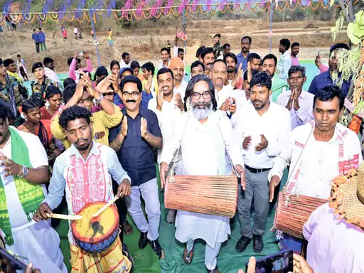 सीएम हेमंत सोरेन ने नेमरा में मनाया बाहा पर्व, बोले- यह आदिवासियों का मुख्य त्योहार सीएम हेमंत सोरेन ने नेमरा में मनाया बाहा पर्व, बोले- यह आदिवासियों का मुख्य त्योहार