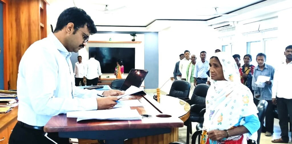 लातेहार में जन शिकायत निवारण कार्यक्रम आयोजित, उपायुक्त ने ग्रामीणों की समस्याएं सुनी