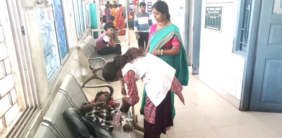 अस्पताल में बेड की कमी से मरीज परेशान, उल्टी-दस्त के बढ़ते मामलों से स्वास्थ्य व्यवस्था चरमराई अस्पताल में बेड की कमी से मरीज परेशान, उल्टी-दस्त के बढ़ते मामलों से स्वास्थ्य व्यवस्था चरमराई