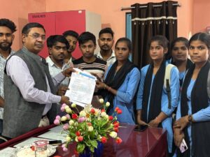 हिन्दी मेजर-2 की परीक्षा में पाठ्यक्रम की गड़बड़ी का आरोप, छात्रों ने सौंपा ज्ञापन
