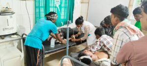 बाइक की चपेट में आने से तीन लोग घायल, एक गंभीर हालत में रेफर