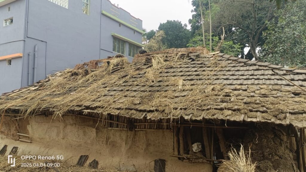 डीलर के घर में लगी आग, अनाज सहित हजारों का नुकसान डीलर के घर में लगी आग, अनाज सहित हजारों का नुकसान
