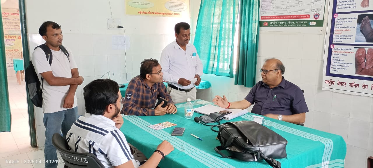 मंडरो प्रखंड में मलेरिया के बढ़ते मामलों पर स्वास्थ्य विभाग सतर्क,सिविल सर्जन ने किया प्रभावित गांवों का दौरा