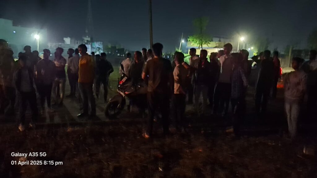 नगर पंचायत विभाग ने जेसीबी मशीन से धर्मपुर में धार्मिक स्थल का चबूतरा तोड़ा, लोगों में आक्रोश नगर पंचायत विभाग ने जेसीबी मशीन से धर्मपुर में धार्मिक स्थल का चबूतरा तोड़ा, लोगों में आक्रोश