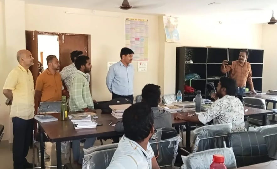 एसडीएम ने अनुमंडलीय पुस्तकालय का औचक निरीक्षण किया एसडीएम ने अनुमंडलीय पुस्तकालय का औचक निरीक्षण किया