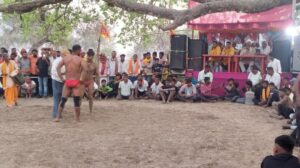 रामनवमी पर डिहारी हनुमान मंदिर परिसर में दो दिवसीय अंतरजिला कुश्ती दंगल का आगाज, सैकड़ों दर्शक बने गवाह