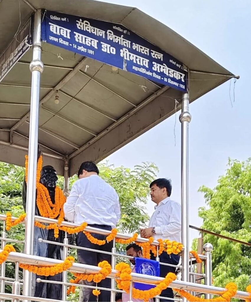 गढ़वा: उपायुक्त और एसडीएम ने डॉ. भीमराव अंबेडकर की प्रतिमा पर किया माल्यार्पण