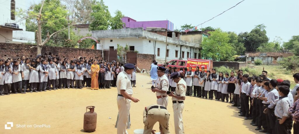 सरस्वती विद्या मंदिर लातेहार में अग्निशमन सेवा सप्ताह का आयोजन, छात्रों को दी गई आग से सुरक्षा की व्यवहारिक जानकारी सरस्वती विद्या मंदिर लातेहार में अग्निशमन सेवा सप्ताह का आयोजन, छात्रों को दी गई आग से सुरक्षा की व्यवहारिक जानकारी