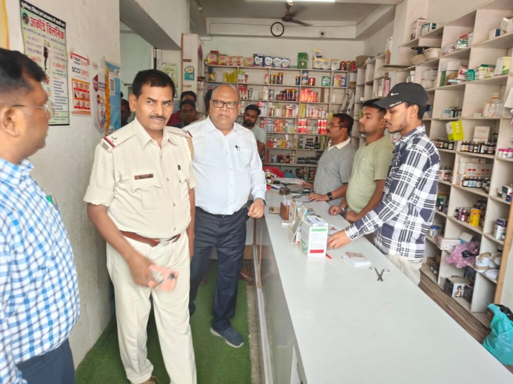 उधवा में सिविल सर्जन ने किया अवैध क्लिनिक पर छापेमारी