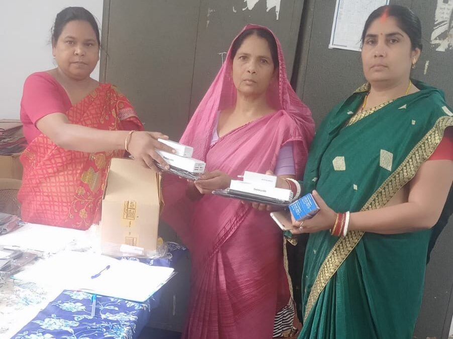 आंगनबाड़ी सेविकाओं के बीच मोबाइल वितरण।