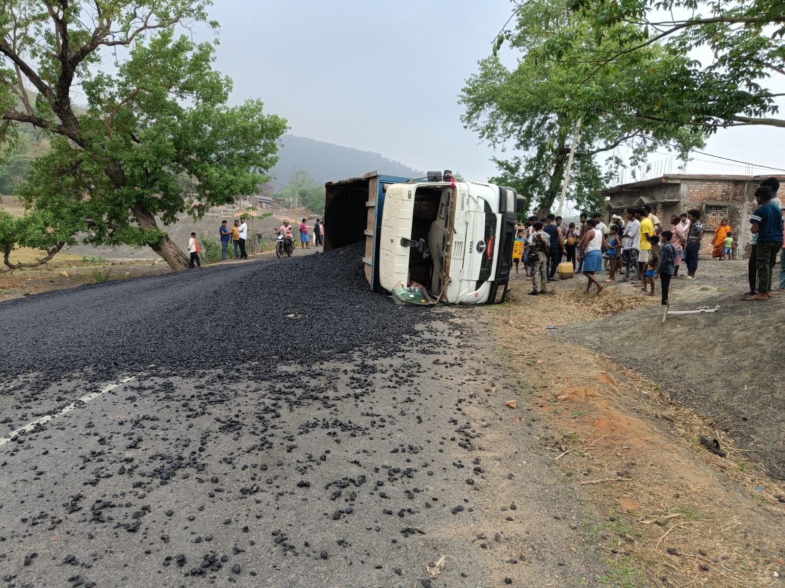 बीच सड़क पर अलकतरा मिक्स चिप्स लोडेड गाड़ी पलटा बीच सड़क पर अलकतरा मिक्स चिप्स लोडेड गाड़ी पलटा