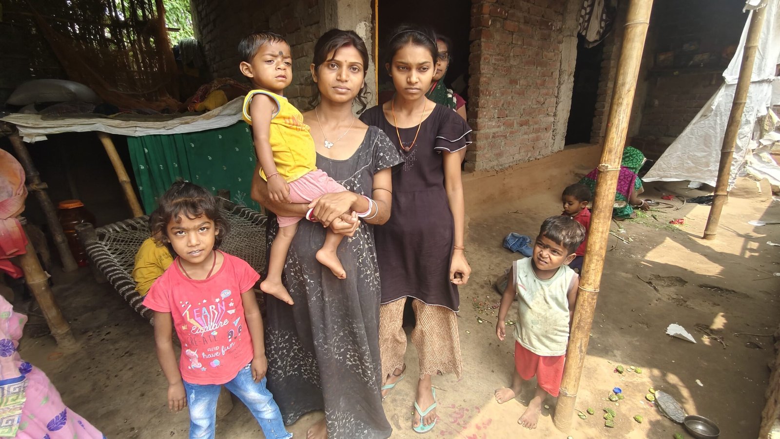 पश्चिम बंगाल की हिंसा से सहमे परिवारों का पलायन, मिर्जाचौकी में लिया शरण