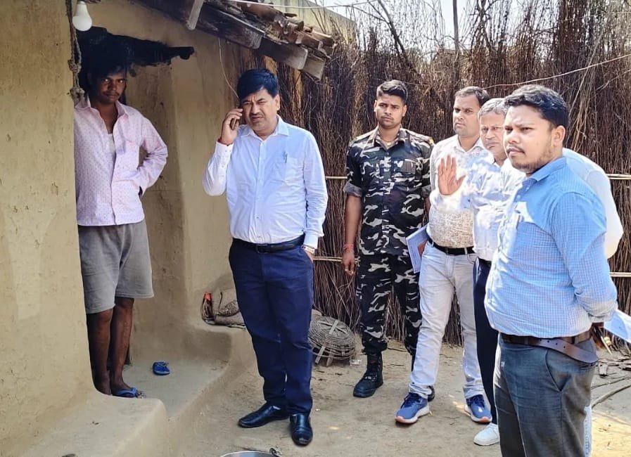 एसडीओ वृद्ध दंपति के घर राशन लेकर पहुंचे एसडीओ वृद्ध दंपति के घर राशन लेकर पहुंचे