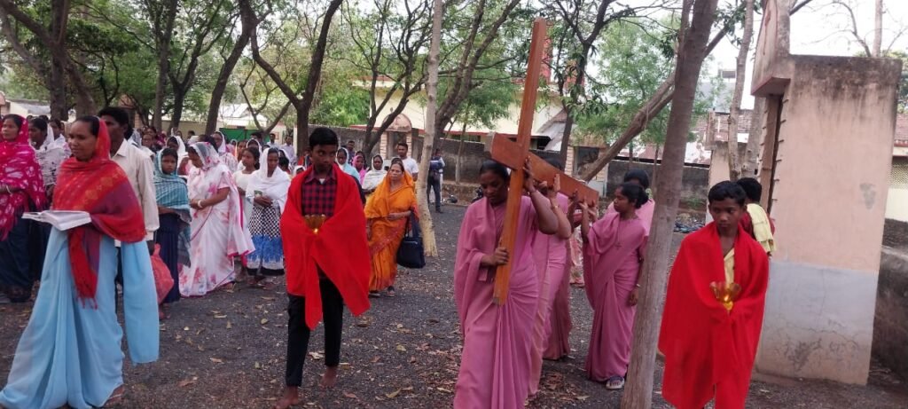 गुड फ्राइडे पर निकाला गया क्रूस यात्रा गुड फ्राइडे पर निकाला गया क्रूस यात्रा