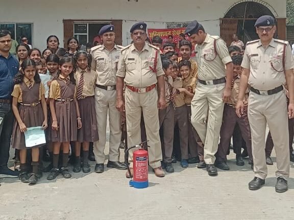 इंडियन पब्लिक स्कूल में अग्निशमन सेवा सप्ताह पर मॉक ड्रिल, दी गई अग्नि सुरक्षा की जानकारी
