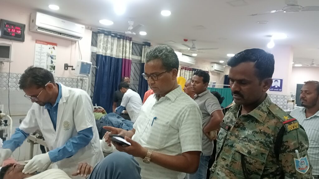 सड़क हादसे में दो शिक्षक गंभीर रूप से घायल, रांची रिम्स रेफर सड़क हादसे में दो शिक्षक गंभीर रूप से घायल, रांची रिम्स रेफर