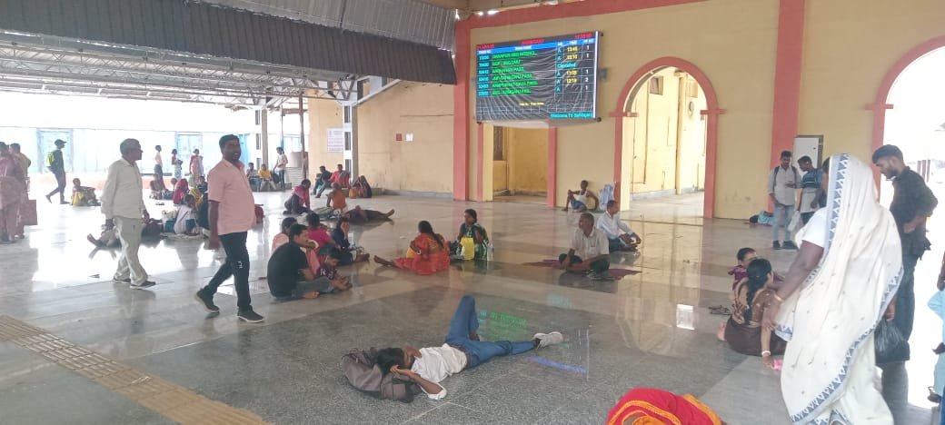 छह घंटे के ट्रैफिक व पावर ब्लॉक से बरहरवा-साहिबगंज पैसेंजर ट्रेन रद्द, यात्री दिनभर गर्मी में परेशान छह घंटे के ट्रैफिक व पावर ब्लॉक से बरहरवा-साहिबगंज पैसेंजर ट्रेन रद्द, यात्री दिनभर गर्मी में परेशान