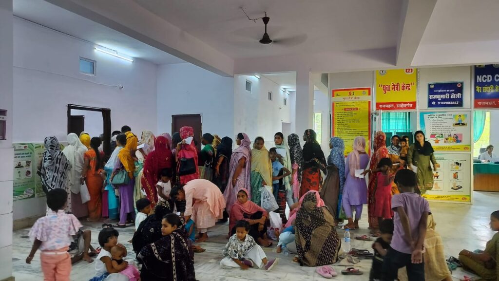 बदलते मौसम के साथ ओपीडी में मरीजों की लगने लगी है लंबी कतार बदलते मौसम के साथ ओपीडी में मरीजों की लगने लगी है लंबी कतार