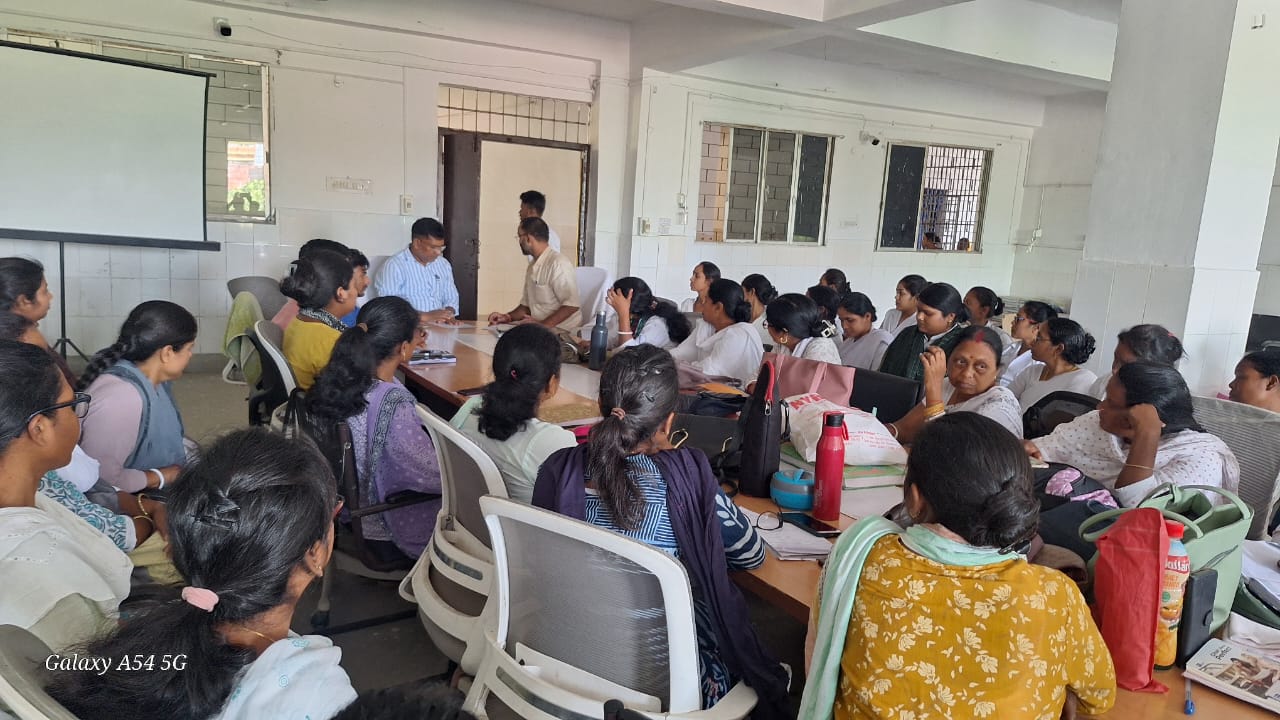 राजमहल में मासिक समीक्षात्मक बैठक, हीट वेव एवं टीकाकरण सप्ताह पर हुई विस्तृत चर्चा