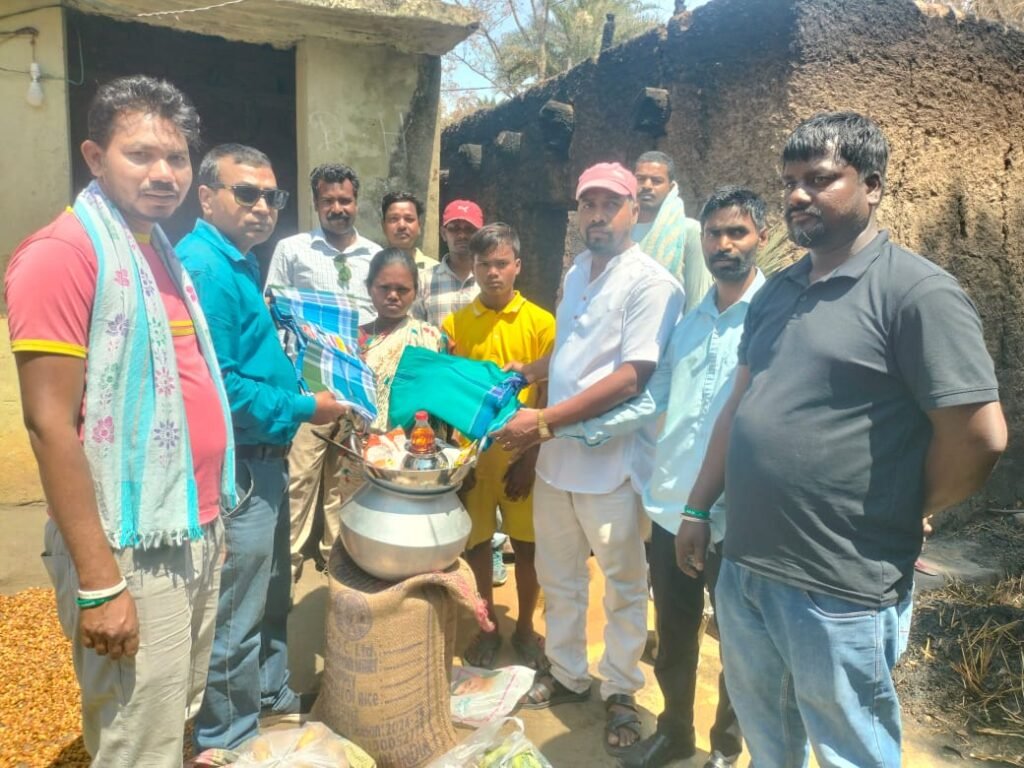 आगलगी पीड़ित परिवार को प्रखंड प्रमुख ने किया अर्थिक मदद आगलगी पीड़ित परिवार को प्रखंड प्रमुख ने किया अर्थिक मदद
