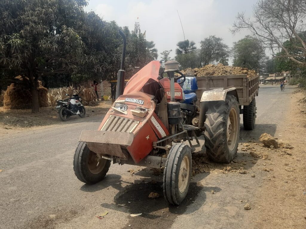 तेज रफ्तार मिट्टी लोड ट्रैक्टर ने हाईवा को मारी टक्कर, ट्रैक्टर बुरी तरह क्षतिग्रस्त तेज रफ्तार मिट्टी लोड ट्रैक्टर ने हाईवा को मारी टक्कर, ट्रैक्टर बुरी तरह क्षतिग्रस्त