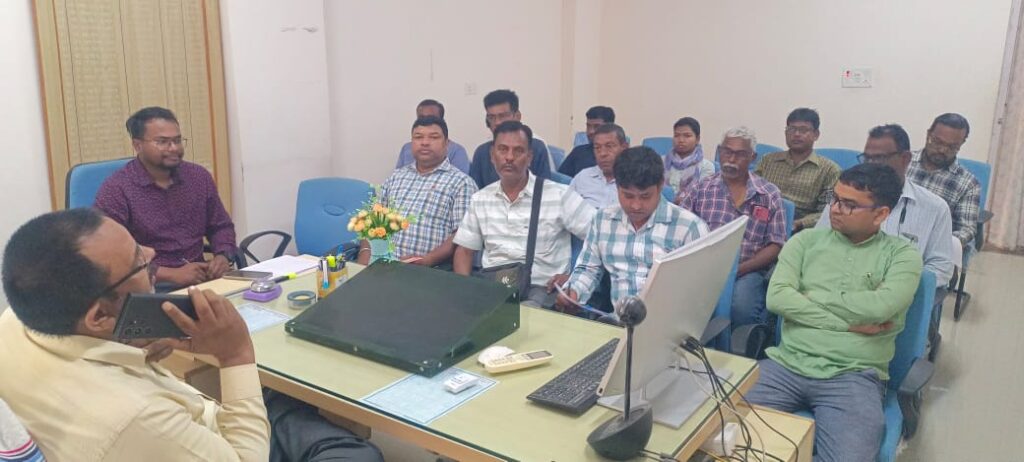 आवास योजना कार्य में तेजी लाने के लिए बीडीओ अंशु कुमार पांडे ने किया समीक्षा बैठक। आवास योजना कार्य में तेजी लाने के लिए बीडीओ अंशु कुमार पांडे ने किया समीक्षा बैठक।