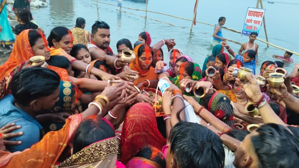 उदयीमान सूर्य को अर्घ्य देने के साथ चैती छठ महापर्व का हुआ समापन उदयीमान सूर्य को अर्घ्य देने के साथ चैती छठ महापर्व का हुआ समापन