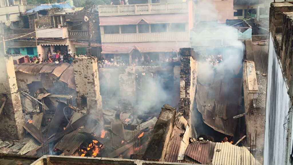 लकड़ी मिल में लगी भीषण आग, लाखों का नुकसान लकड़ी मिल में लगी भीषण आग, लाखों का नुकसान