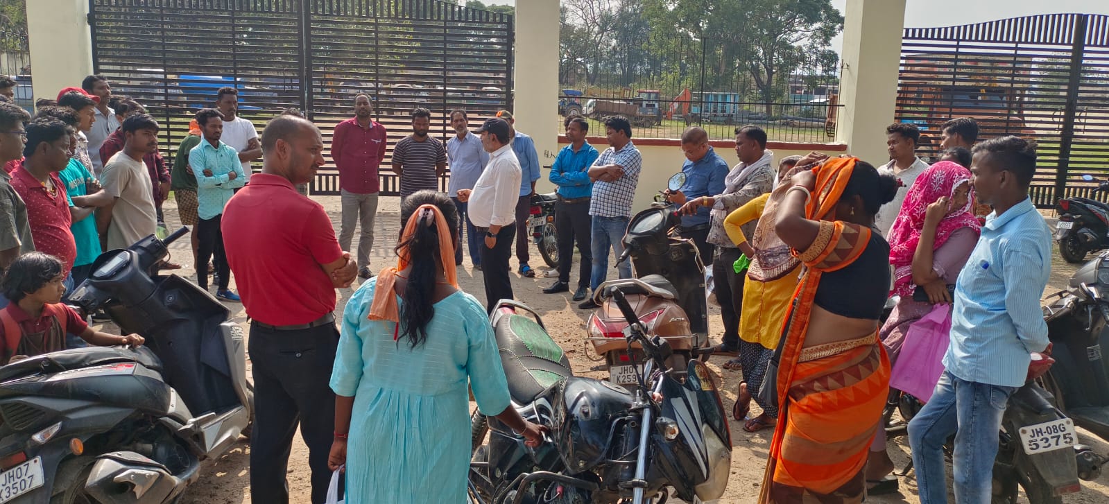 सड़क सुरक्षा को लेकर गुमला-घाघरा रोड पर चला जागरूकता अभियान, 70 से अधिक वाहन चालकों को दी गई जानकारी