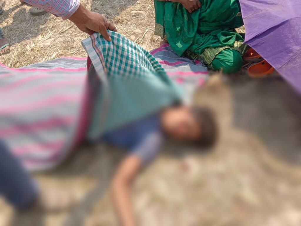 लातेहार:करंट से किशोर की मौत,ग्रामीणों ने सड़क जाम कर मुआवजे की मांग की लातेहार:करंट से किशोर की मौत,ग्रामीणों ने सड़क जाम कर मुआवजे की मांग की