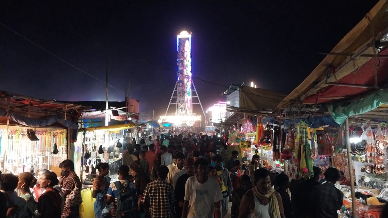 दशमी पूजा के दिन मेला में आदिवासी की रही भीड़