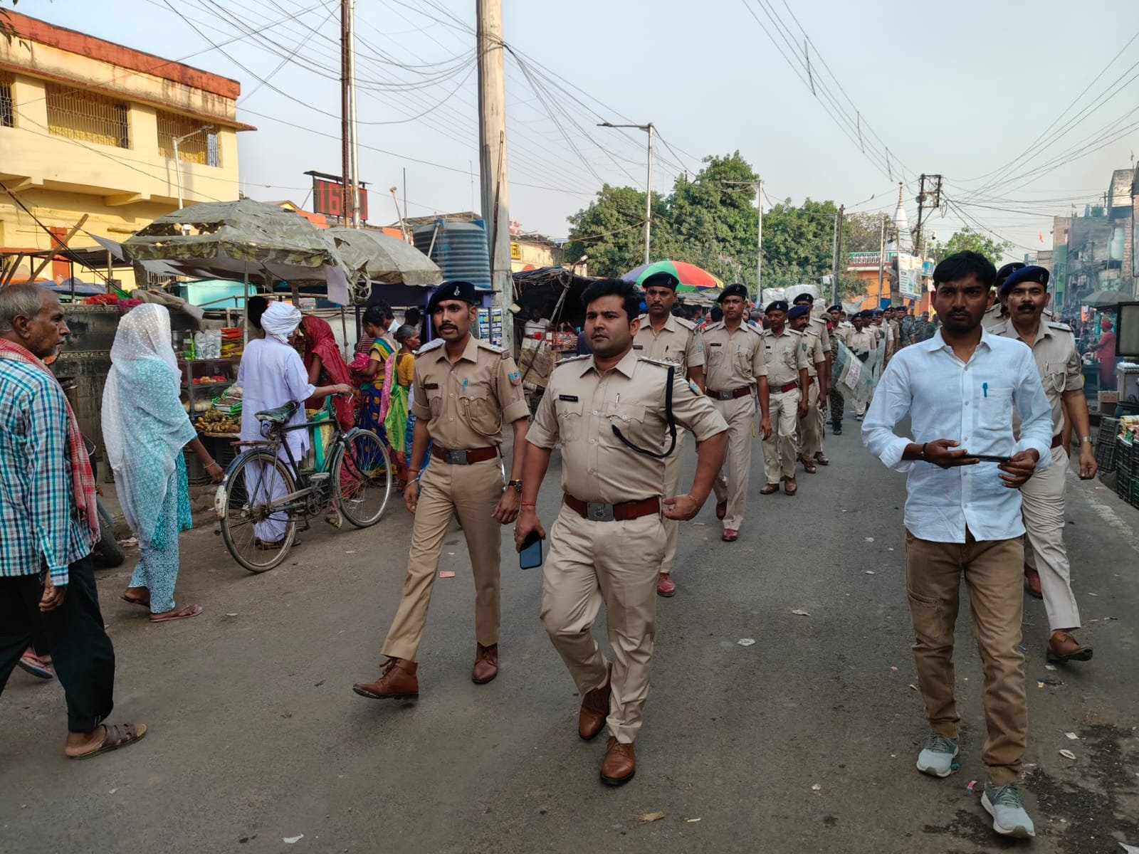 रामनवमी को लेकर पुलिस ने निकाली फ्लैग मार्च रामनवमी को लेकर पुलिस ने निकाली फ्लैग मार्च