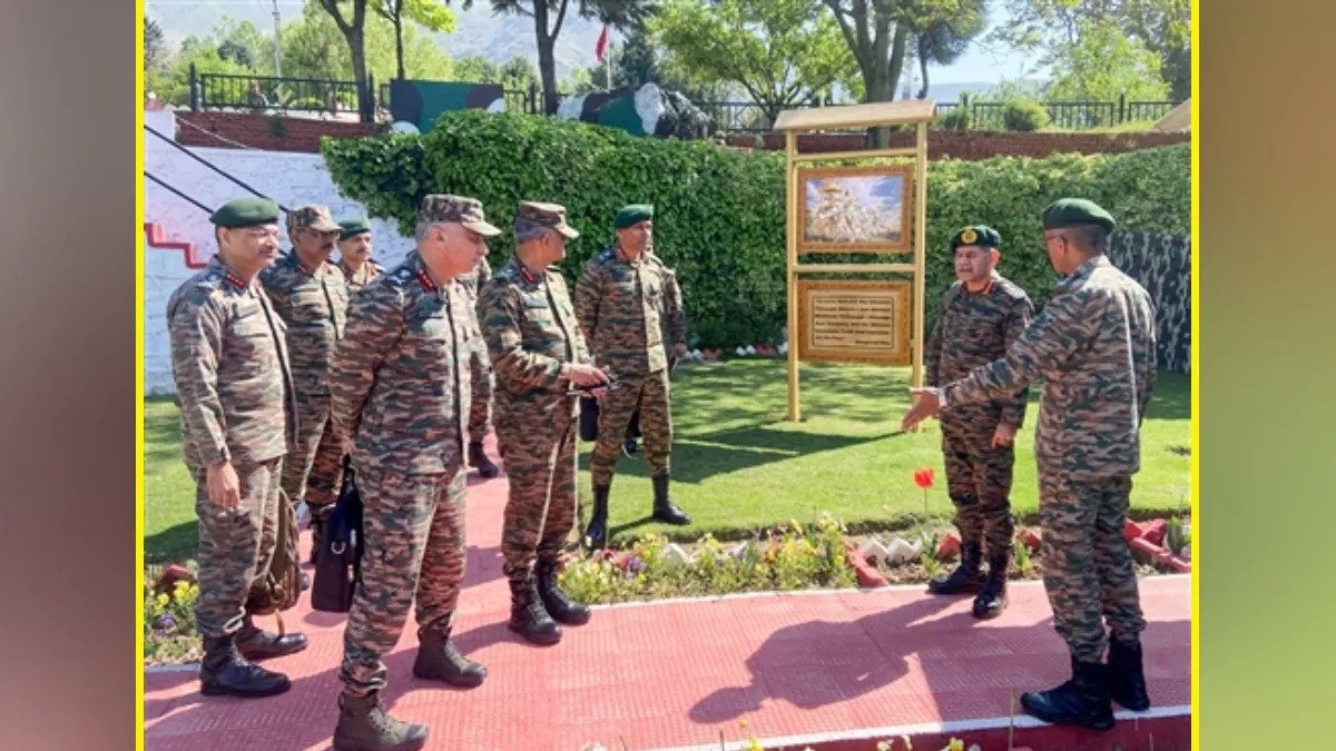 कश्मीर में आर्मी चीफ ने दिया 'गीता का ज्ञान', वायरल फोटो ने दिए सख्त संदेश के संकेत कश्मीर में आर्मी चीफ ने दिया 'गीता का ज्ञान', वायरल फोटो ने दिए सख्त संदेश के संकेत