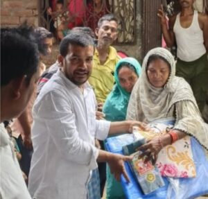 महाजन टोली में भीषण अग्निकांड, नगर अध्यक्ष केताबुद्दीन शेख ने पीड़ितों की मदद की
