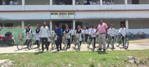 मॉडल स्कूल बोरियों में 40 छात्र-छात्राओं के बीच साइकिल का वितरण