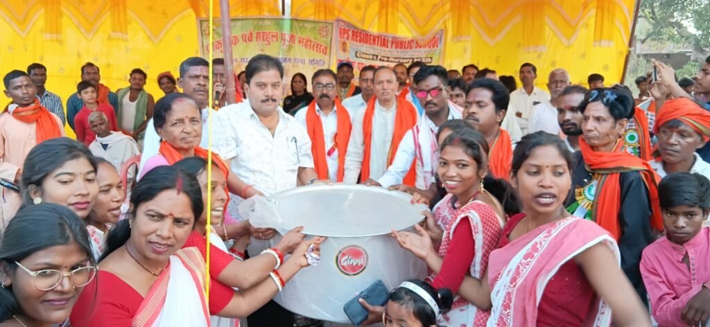 महुआडांड़ में सरहुल पर्व धूमधाम से मनाया गया, विधायक रामचंद्र सिंह ने की प्रकृति संरक्षण की अपील महुआडांड़ में सरहुल पर्व धूमधाम से मनाया गया, विधायक रामचंद्र सिंह ने की प्रकृति संरक्षण की अपील