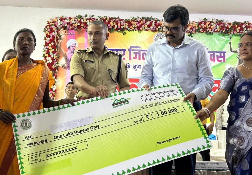 लातेहार में धूमधाम से मनाया गया जिला स्थापना दिवस, विकास मेला सह परिसंपत्ति वितरण कार्यक्रम का आयोजन लातेहार में धूमधाम से मनाया गया जिला स्थापना दिवस, विकास मेला सह परिसंपत्ति वितरण कार्यक्रम का आयोजन