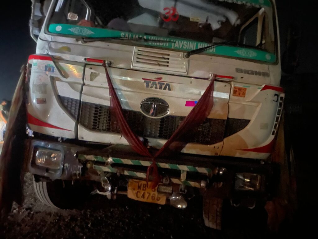 हाइवा की टक्कर से बाइक सवार गंभीर रूप से घायल, बेहतर इलाज के लिए रेफर हाइवा की टक्कर से बाइक सवार गंभीर रूप से घायल, बेहतर इलाज के लिए रेफर