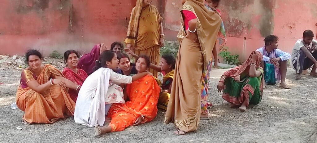 संदिग्ध हालात में विवाहिता का फंदे से लटका शव बरामद, मायके पक्ष ने हत्या का लगाया आरोप संदिग्ध हालात में विवाहिता का फंदे से लटका शव बरामद, मायके पक्ष ने हत्या का लगाया आरोप