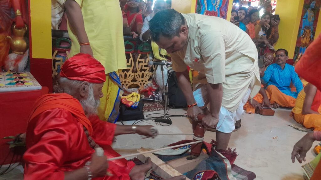 बिंदुधाम में पांच दिवसीय शतचंडी महायज्ञ का शुभारंभ,अग्नि प्रवाहित के साथ शुरू हुआ अनुष्ठान बिंदुधाम में पांच दिवसीय शतचंडी महायज्ञ का शुभारंभ,अग्नि प्रवाहित के साथ शुरू हुआ अनुष्ठान
