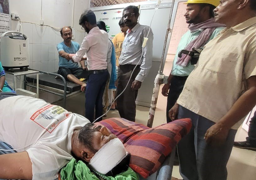 सोनाजोड़ी ओवर ब्रिज के समीप लाईन मैन का ट्रॉली पलटने से ट्रॉली मैन के अलावा पी डब्लू एम गंभीर रूप से घायल