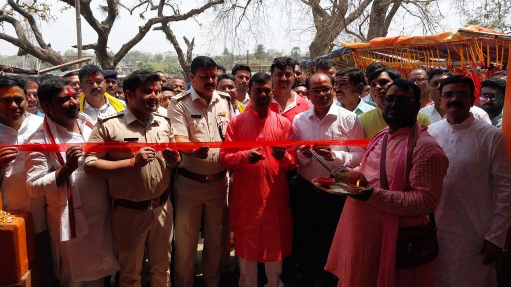 बिंदुधाम में पांच दिवसीय शतचंडी महायज्ञ का शुभारंभ,अग्नि प्रवाहित के साथ शुरू हुआ अनुष्ठान बिंदुधाम में पांच दिवसीय शतचंडी महायज्ञ का शुभारंभ,अग्नि प्रवाहित के साथ शुरू हुआ अनुष्ठान
