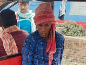 पथ पर फैले पत्थर की धूल से फिसलकर टोटो पलटा, एक गंभीर रूप से घायल