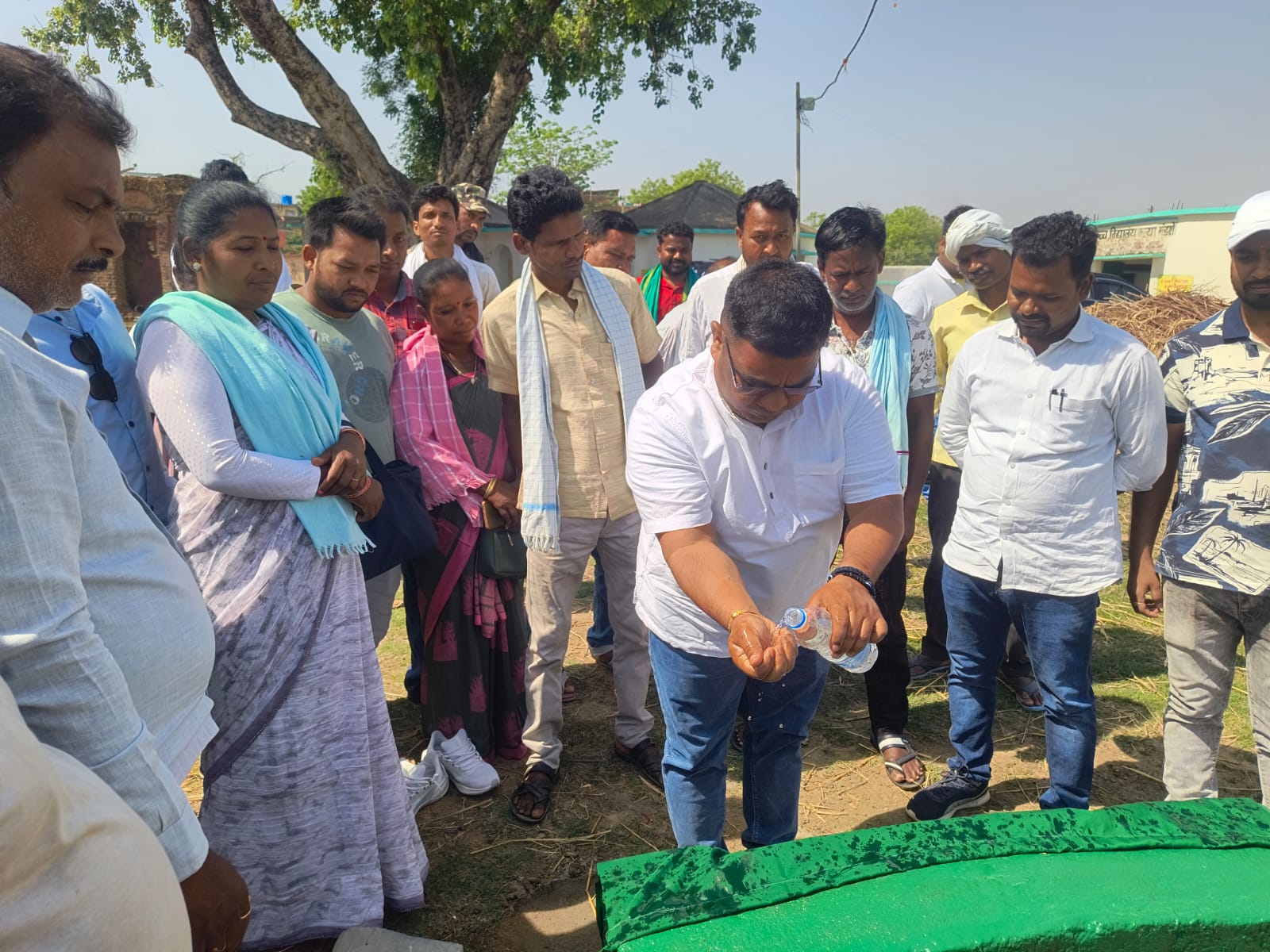 विधायक धनंजय सोरेन ने महादेव पोखर का किया शिलान्यास